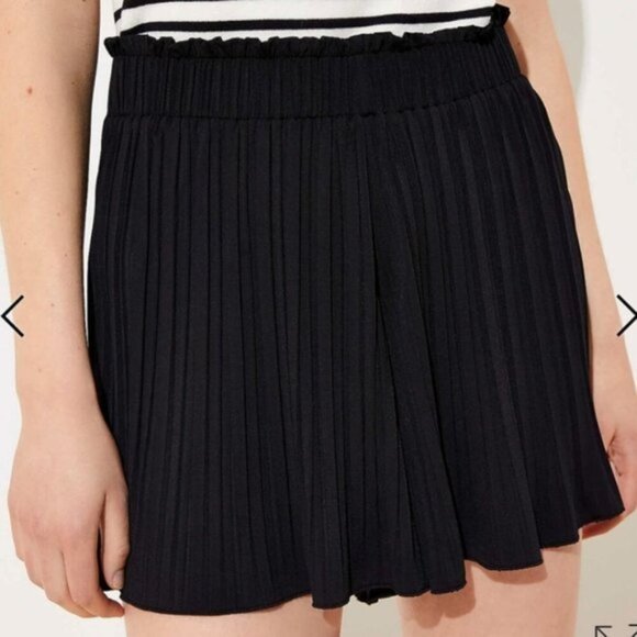 Loft Black High Rise Pleated Shorts - Picture 2 of 9